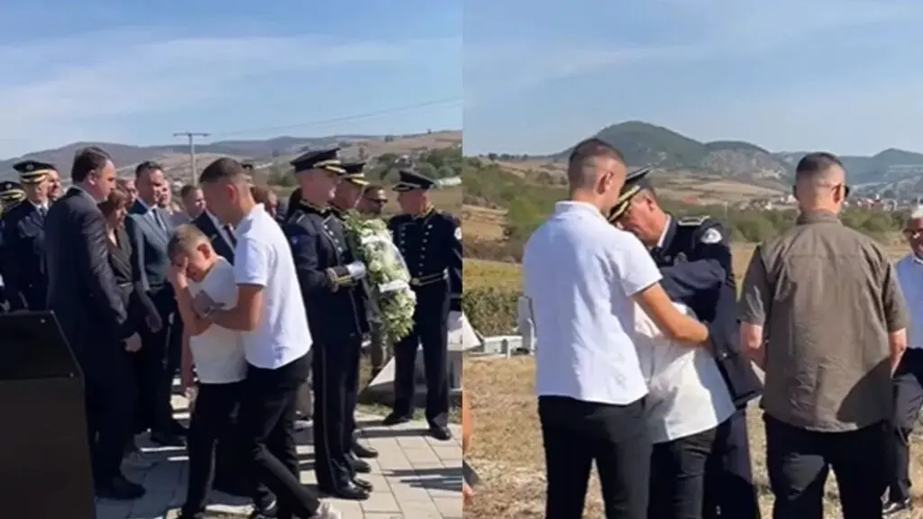 Djali i heroit Afrim Bunjaku përlotet gjatë homazheve, i qëndron pranë vëllai i madh