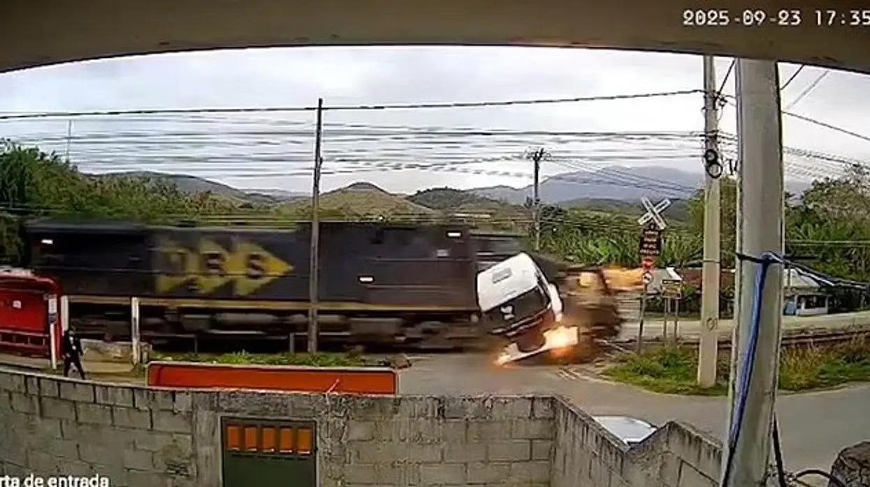 Treni përplas kamionin në Brazil – shoferi i mbijeton