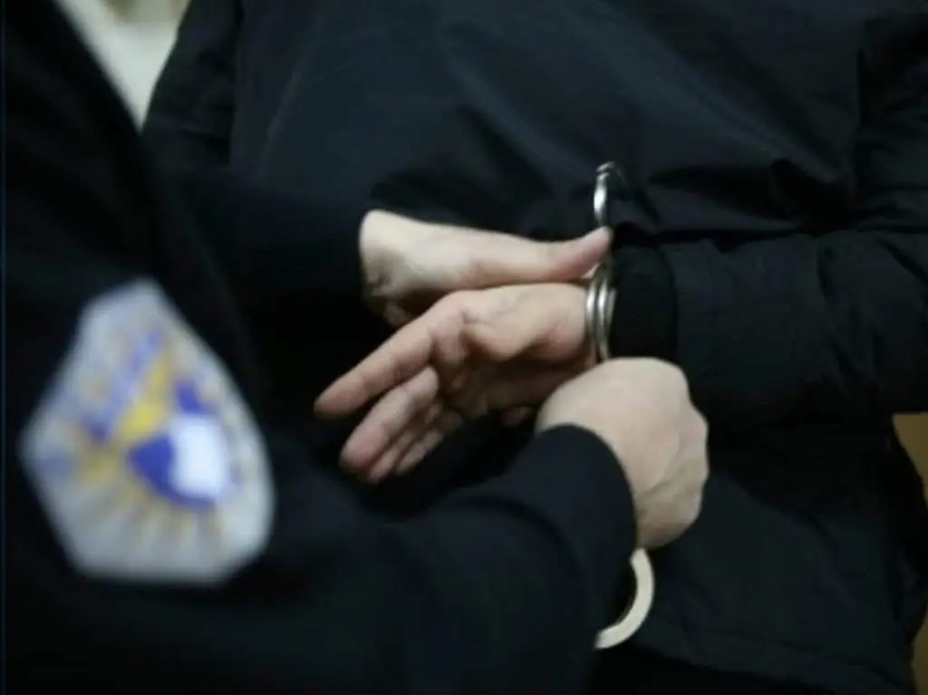 Arrestohet në Prishtinë i dyshuari për tentim-vrasjen e 24-vjeçarit – ishte në kërkim prej prillit, tentoi t’u ikë policisë