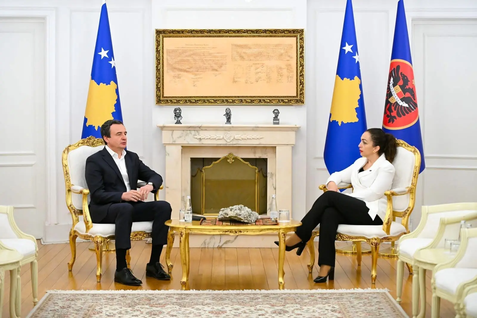 Presidentja Vjosa Osmani mandaton kryeministrin në detyrë Albin Kurti për formimin e qeverisë së re